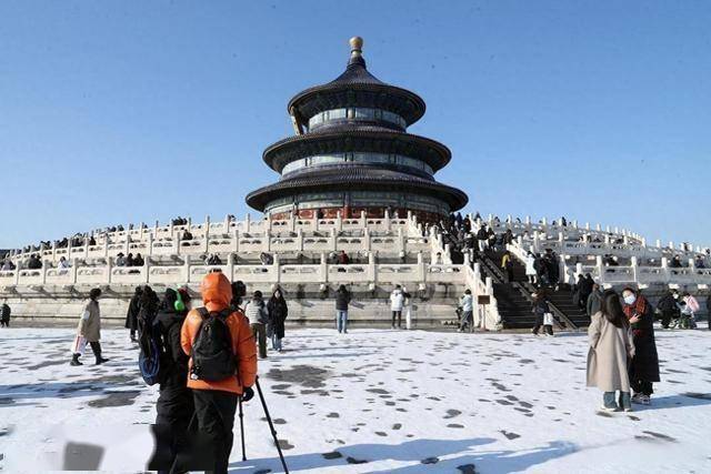 等了 一年的雪！北京人涌向天坛：红墙白雪里藏着最浓的老城情怀！ (图1)