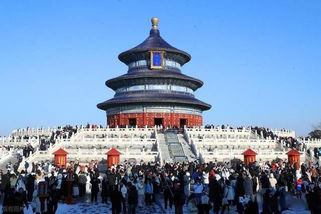 等了 一年的雪！北京人涌向天坛：红墙白雪里藏着最浓的老城情怀！ (图2)