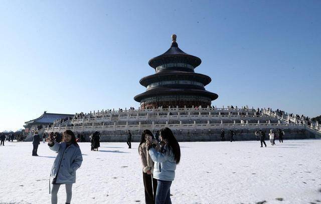 等了 一年的雪！北京人涌向天坛：红墙白雪里藏着最浓的老城情怀！ (图5)