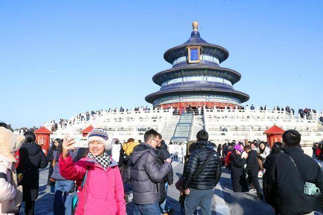 等了 一年的雪！北京人涌向天坛：红墙白雪里藏着最浓的老城情怀！ (图6)