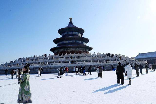 等了 一年的雪！北京人涌向天坛：红墙白雪里藏着最浓的老城情怀！ (图7)