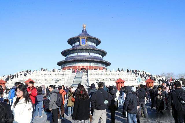 等了 一年的雪！北京人涌向天坛：红墙白雪里藏着最浓的老城情怀！ (图12)