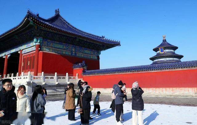 等了 一年的雪！北京人涌向天坛：红墙白雪里藏着最浓的老城情怀！ (图13)