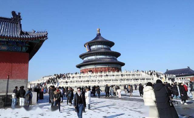 等了 一年的雪！北京人涌向天坛：红墙白雪里藏着最浓的老城情怀！ (图16)