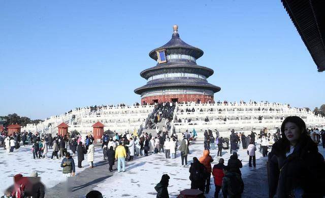 等了 一年的雪！北京人涌向天坛：红墙白雪里藏着最浓的老城情怀！ (图15)