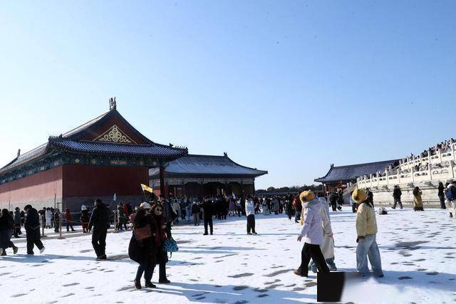 等了 一年的雪！北京人涌向天坛：红墙白雪里藏着最浓的老城情怀！ (图19)