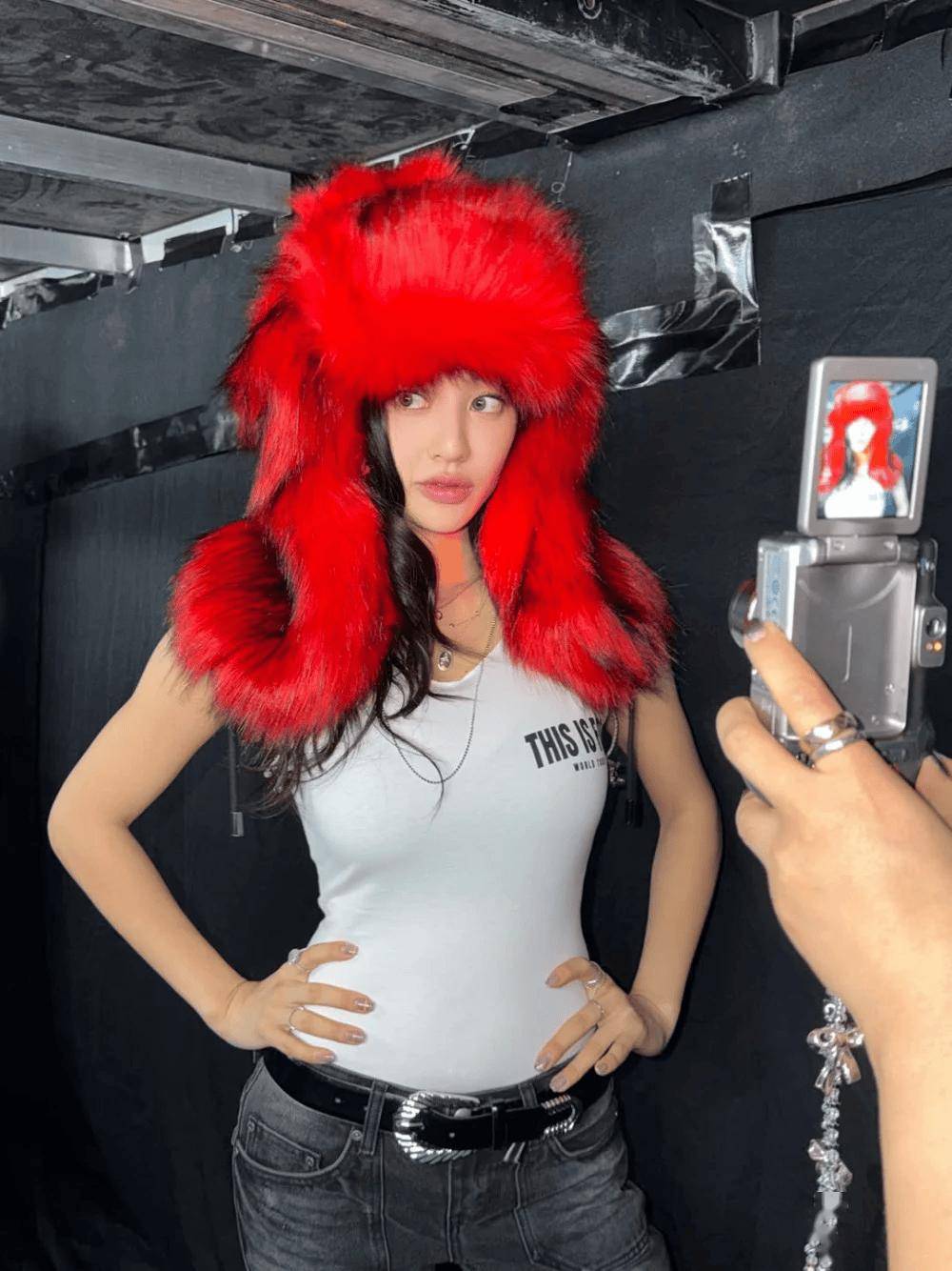 知名女团爱豆画报级美貌引关注，韩网友称赞：堪比官方写真拍摄 (图6)