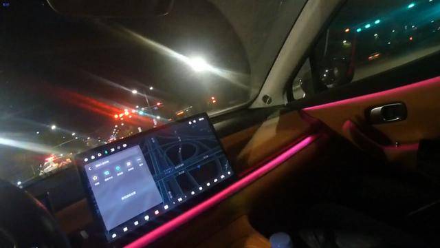 6公里8分钟 交警变身代驾为孕妇紧急开道 (图2) 6公里8分钟 交警变身代驾为孕妇紧急开道 (图2)