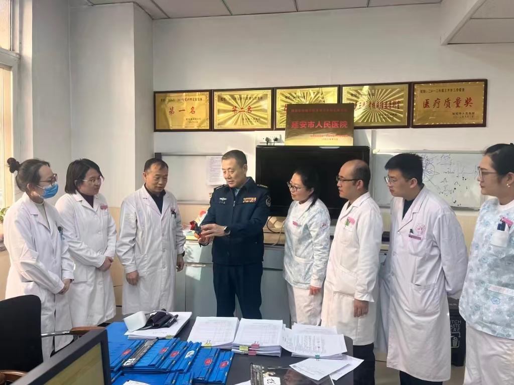 西京医院专家团队在延安市人民医院开展临床指导。