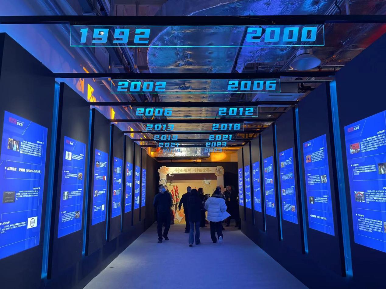 潘家园33周年庆暨首届串文化节 开幕 “可观、可玩、可购、可学”(图1) 潘家园33周年庆暨首届串文化节 开幕 “可观、可玩、可购、可学”(图1)