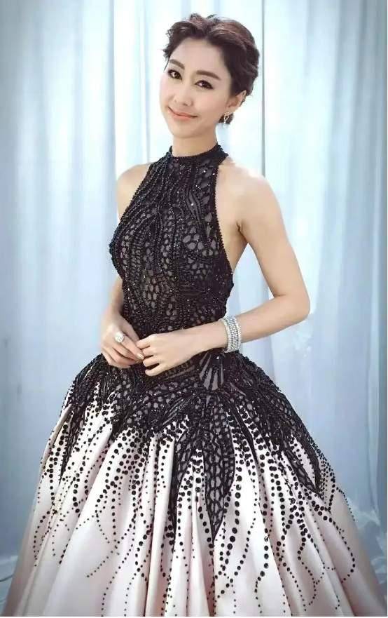 TVB视后布置圣诞装饰，屋内装修大气，前不久突然宣布结婚 (图5)