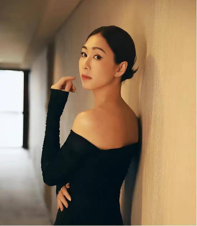 TVB视后布置圣诞装饰，屋内装修大气，前不久突然宣布结婚 (图6)