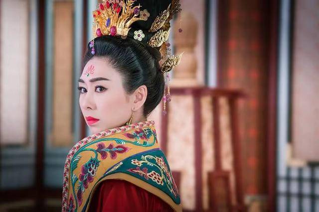 TVB视后布置圣诞装饰，屋内装修大气，前不久突然宣布结婚 (图8)