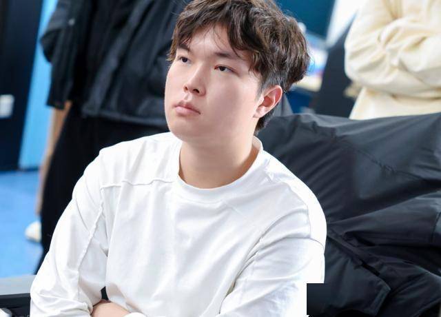 BLG零封LNG，Bin超神狼母一打五带飞，Viper躺赢，体验不输HLE (图1)