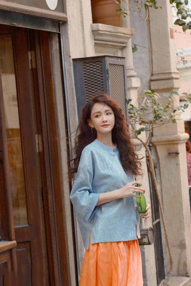 “陈乔恩”新穿法火出圈：新中式外套+半身裙，松弛洋气又减龄！(图1)