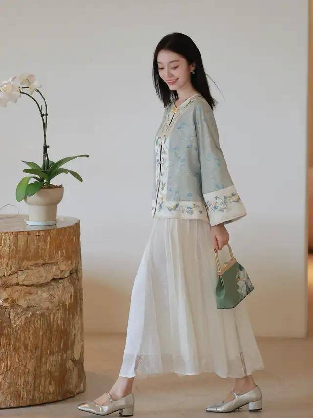 “陈乔恩”新穿法火出圈：新中式外套+半身裙，松弛洋气又减龄！(图5)