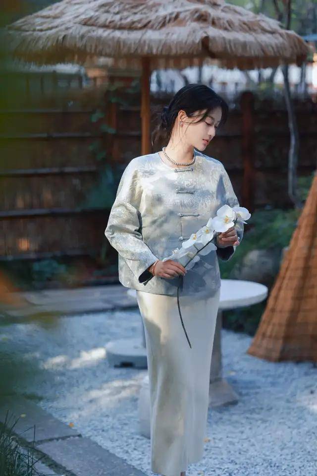 “陈乔恩”新穿法火出圈：新中式外套+半身裙，松弛洋气又减龄！(图21)