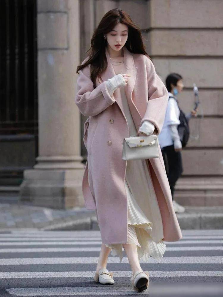 这才是“大衣”最聪明的穿法，搭裙子、长裤超洋气！谁见都夸好看 (图9)