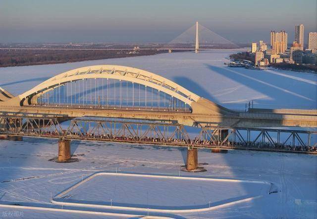 哈尔滨雪后刷屏：松花江覆雪如绸缎，百年铁桥藏着冰雪经济密码！ (图3)