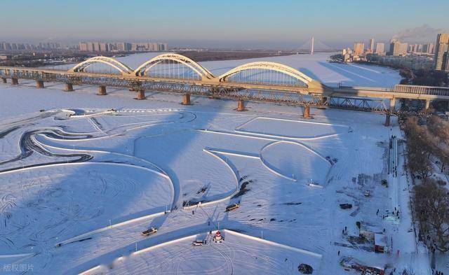 哈尔滨雪后刷屏：松花江覆雪如绸缎，百年铁桥藏着冰雪经济密码！ (图5)