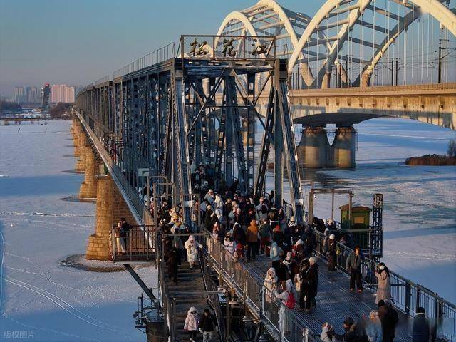 哈尔滨雪后刷屏：松花江覆雪如绸缎，百年铁桥藏着冰雪经济密码！ (图6)