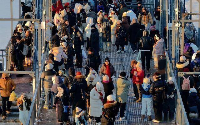 哈尔滨雪后刷屏：松花江覆雪如绸缎，百年铁桥藏着冰雪经济密码！ (图9)