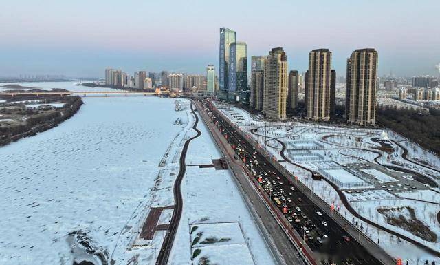 哈尔滨雪后刷屏：松花江覆雪如绸缎，百年铁桥藏着冰雪经济密码！ (图14)