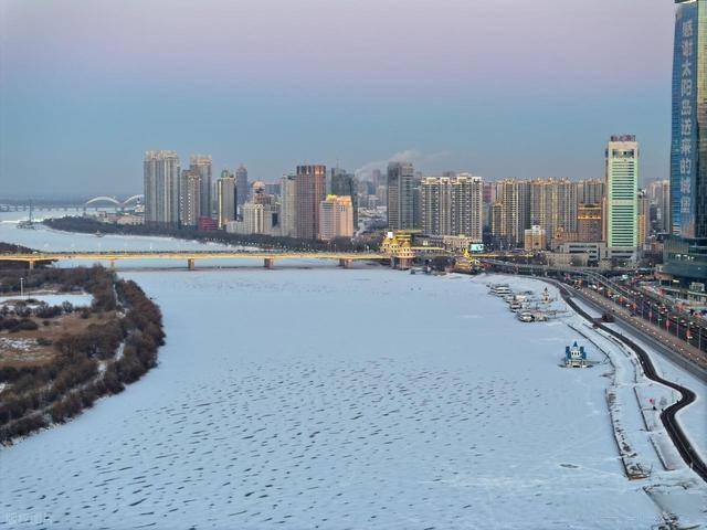 哈尔滨雪后刷屏：松花江覆雪如绸缎，百年铁桥藏着冰雪经济密码！ (图15)
