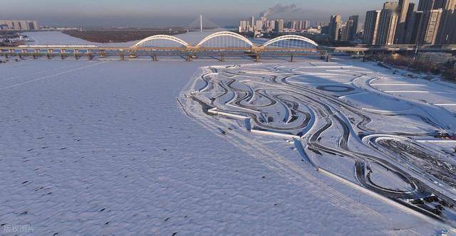 哈尔滨雪后刷屏：松花江覆雪如绸缎，百年铁桥藏着冰雪经济密码！ (图19)