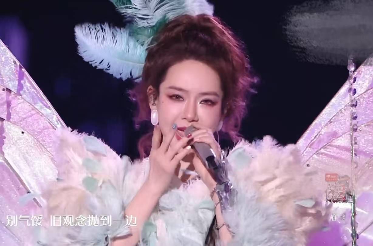 明星跨年夜造型太拉跨：戚薇好像鸡毛掸子，关晓彤又穿错裙子 (图8)