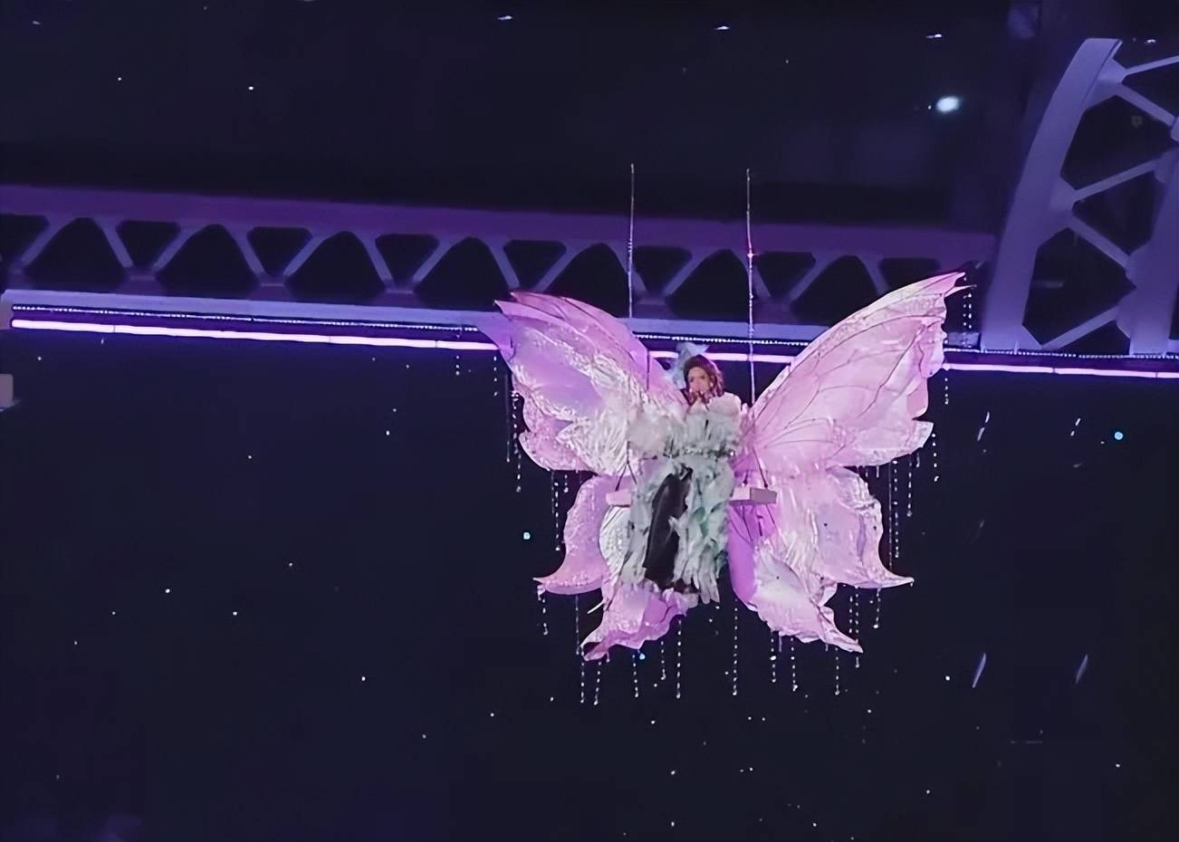 明星跨年夜造型太拉跨：戚薇好像鸡毛掸子，关晓彤又穿错裙子 (图11)