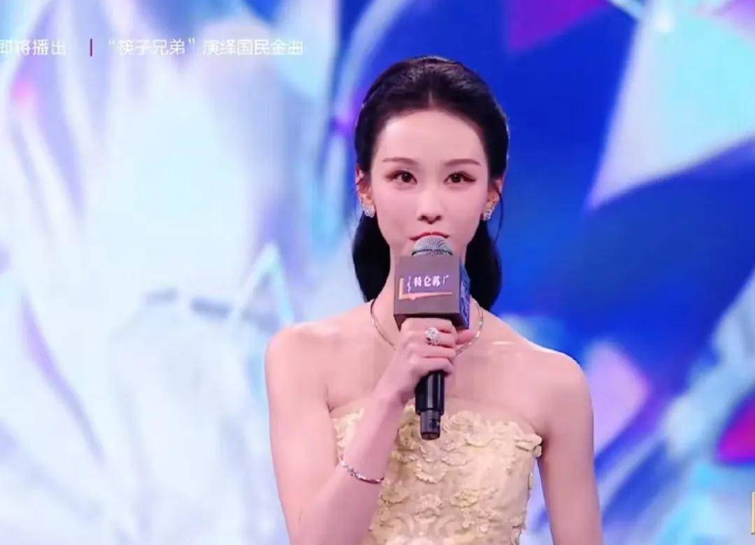 明星跨年夜造型太拉跨：戚薇好像鸡毛掸子，关晓彤又穿错裙子 (图18)