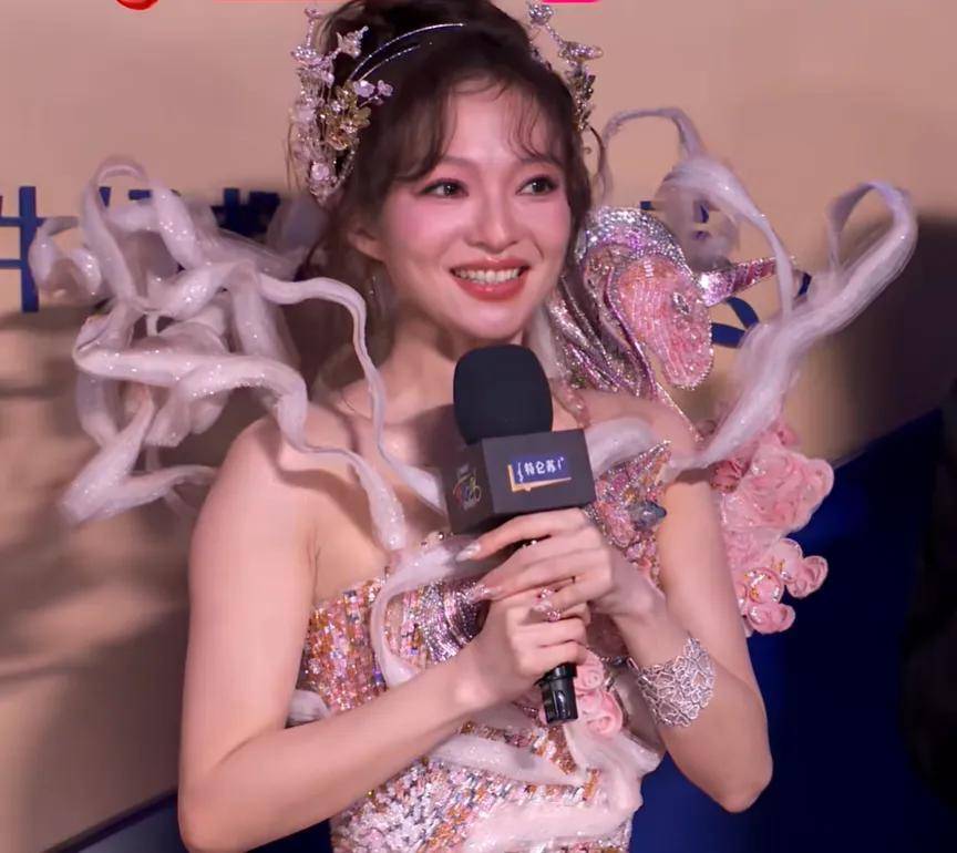 明星跨年夜造型太拉跨：戚薇好像鸡毛掸子，关晓彤又穿错裙子 (图21)