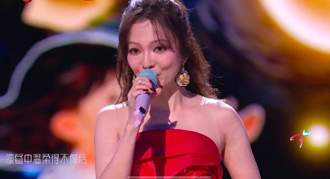 明星跨年夜造型太拉跨：戚薇好像鸡毛掸子，关晓彤又穿错裙子 (图24)