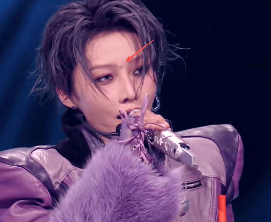 明星跨年夜造型太拉跨：戚薇好像鸡毛掸子，关晓彤又穿错裙子 (图25)