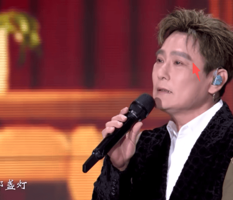 明星跨年夜造型太拉跨：戚薇好像鸡毛掸子，关晓彤又穿错裙子 (图27)