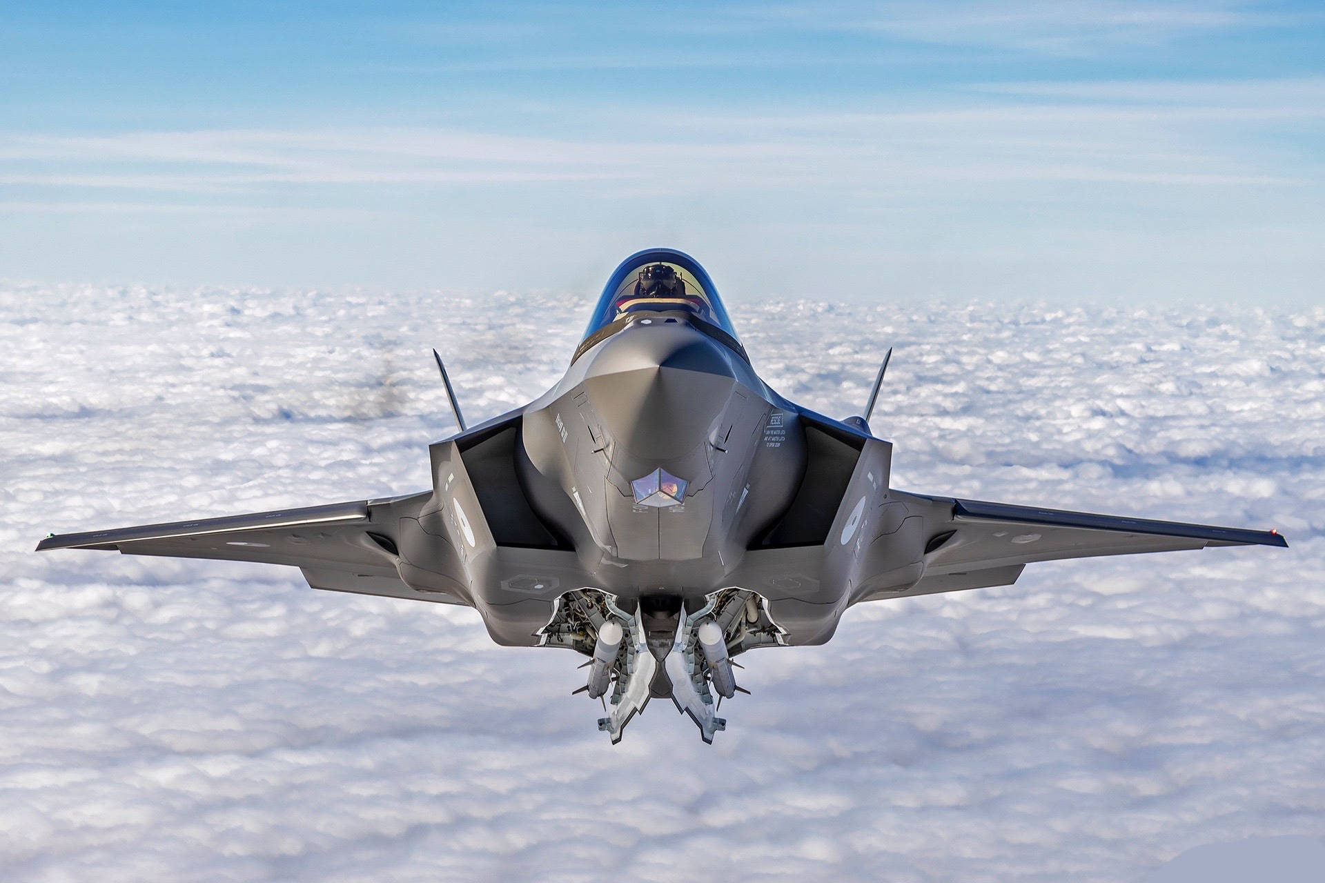 美国神秘无人战机首秀，外观酷似中国六代机概念！ (图2)