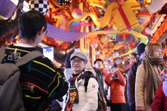 人间百味,共赴新岁:跨年钟声里的世界 (图1) 人间百味,共赴新岁:跨年钟声里的世界 (图1)