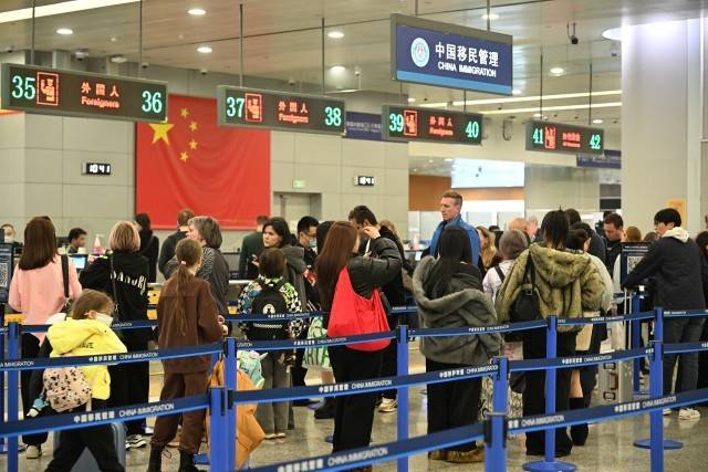 人间百味,共赴新岁:跨年钟声里的世界 (图2) 人间百味,共赴新岁:跨年钟声里的世界 (图2)