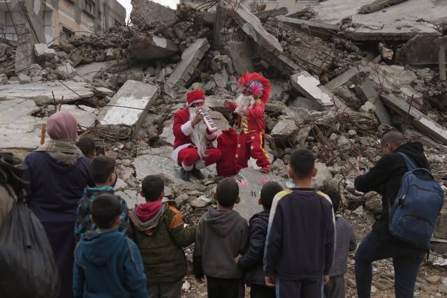 人间百味,共赴新岁:跨年钟声里的世界 (图4) 人间百味,共赴新岁:跨年钟声里的世界 (图4)