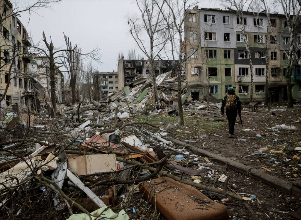 战斗彻底告终,断水断粮两个月,乌军排着队一起向俄军投降 (图11) 战斗彻底告终,断水断粮两个月,乌军排着队一起向俄军投降 (图11)