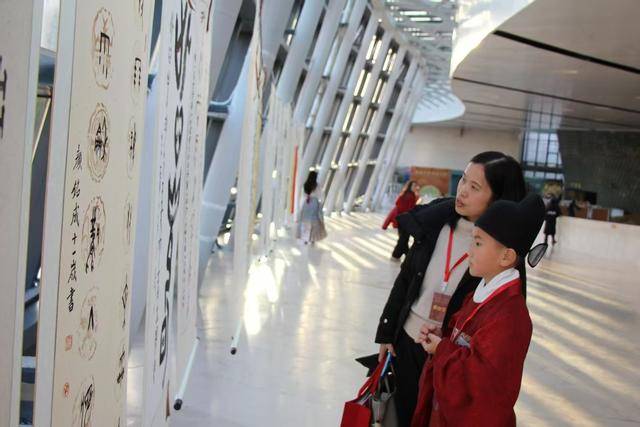 全国青少年甲骨文书法作品邀请展开幕 (图3)