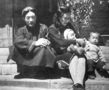 他是徐悲鸿唯一学画的儿子，也擅长画马，却曾被父亲警告不要画画 (图4)