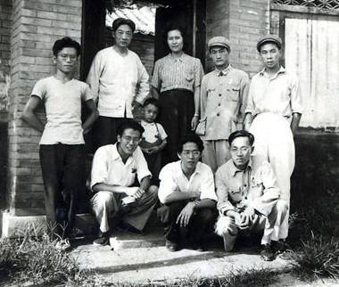 他是徐悲鸿唯一学画的儿子，也擅长画马，却曾被父亲警告不要画画 (图5)