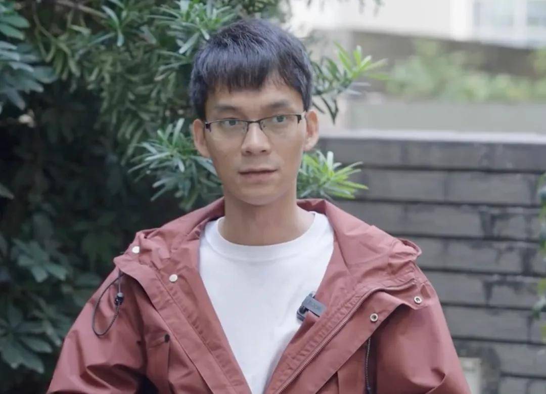 走出循环，拥抱错位人生，16次高考后唐尚珺在直播间自救 (图1)