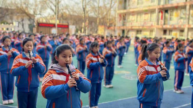 安阳市梅东路小学千人齐奏竖笛展示燃动冬日 (图2)