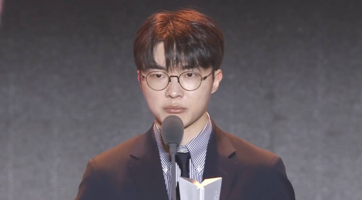 LOL神秘天才陨落，引发全网讨论！真实身份并非AI，难以比肩Faker (图6)