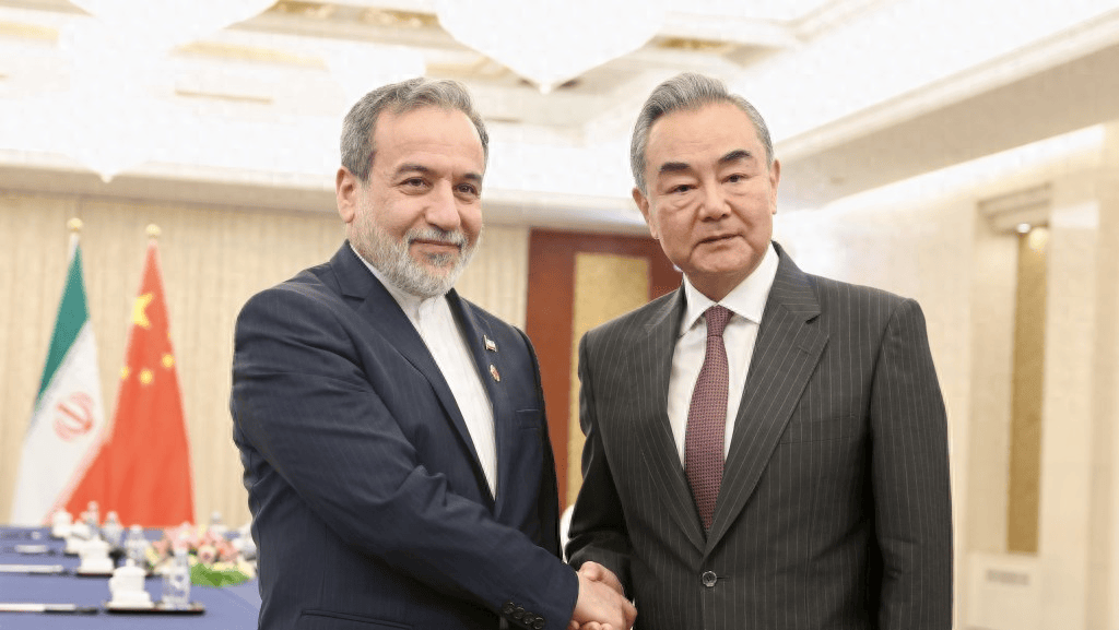 美伊大战一触即发，王毅与伊外长通话，说出三个反对送去一个办法 (图1)