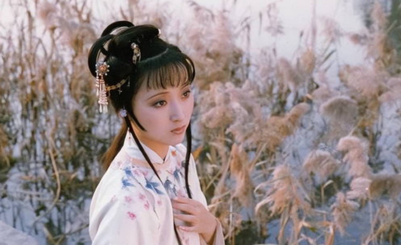 读《红楼梦》：黛玉，那个让现代人又爱又怜的“作精”女孩 (图1)