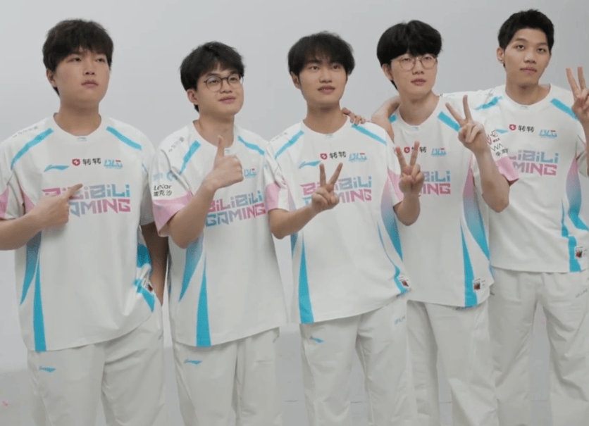 BLG首胜心情大好，赛后全员Cos海贼王，网友直呼：二次元战队(图1)